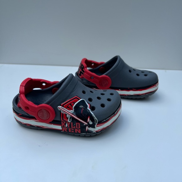 Crocs Toddler Grey Red
Kylo Ren Glow In The Dark Cushioned Star Wars Clog 4/5 C - Picture 2 of 14